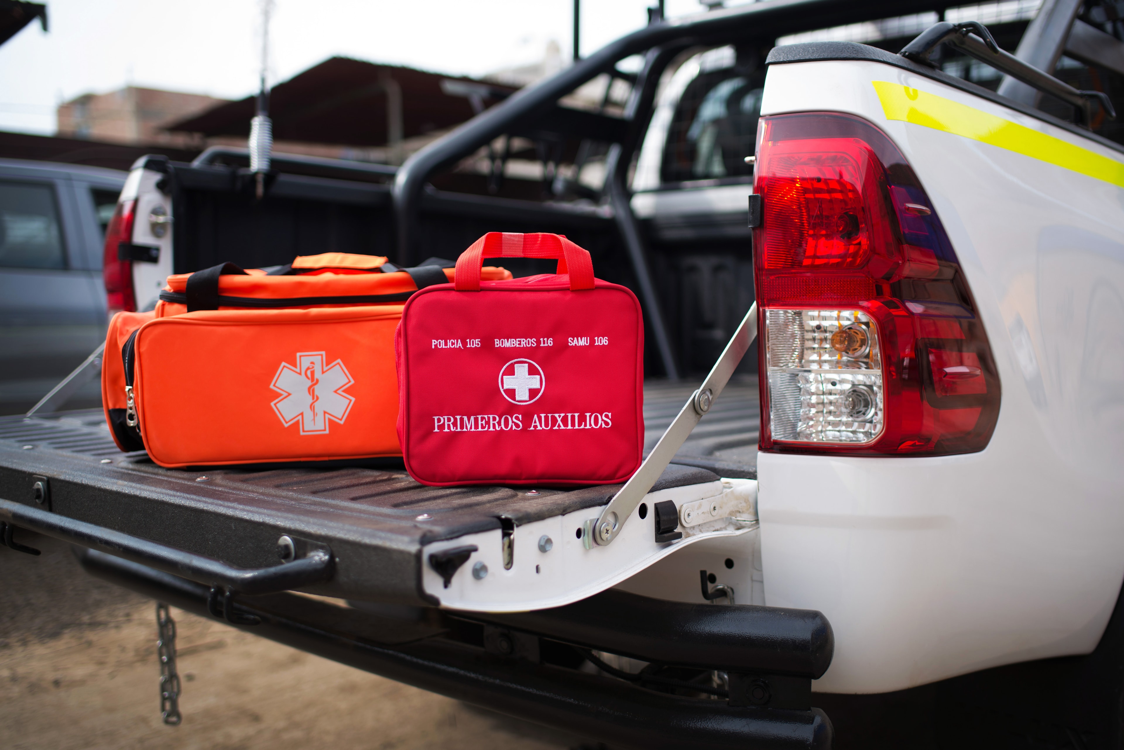 Botiquines de primeros auxilios y maletín de emergencia en camioneta de rescate